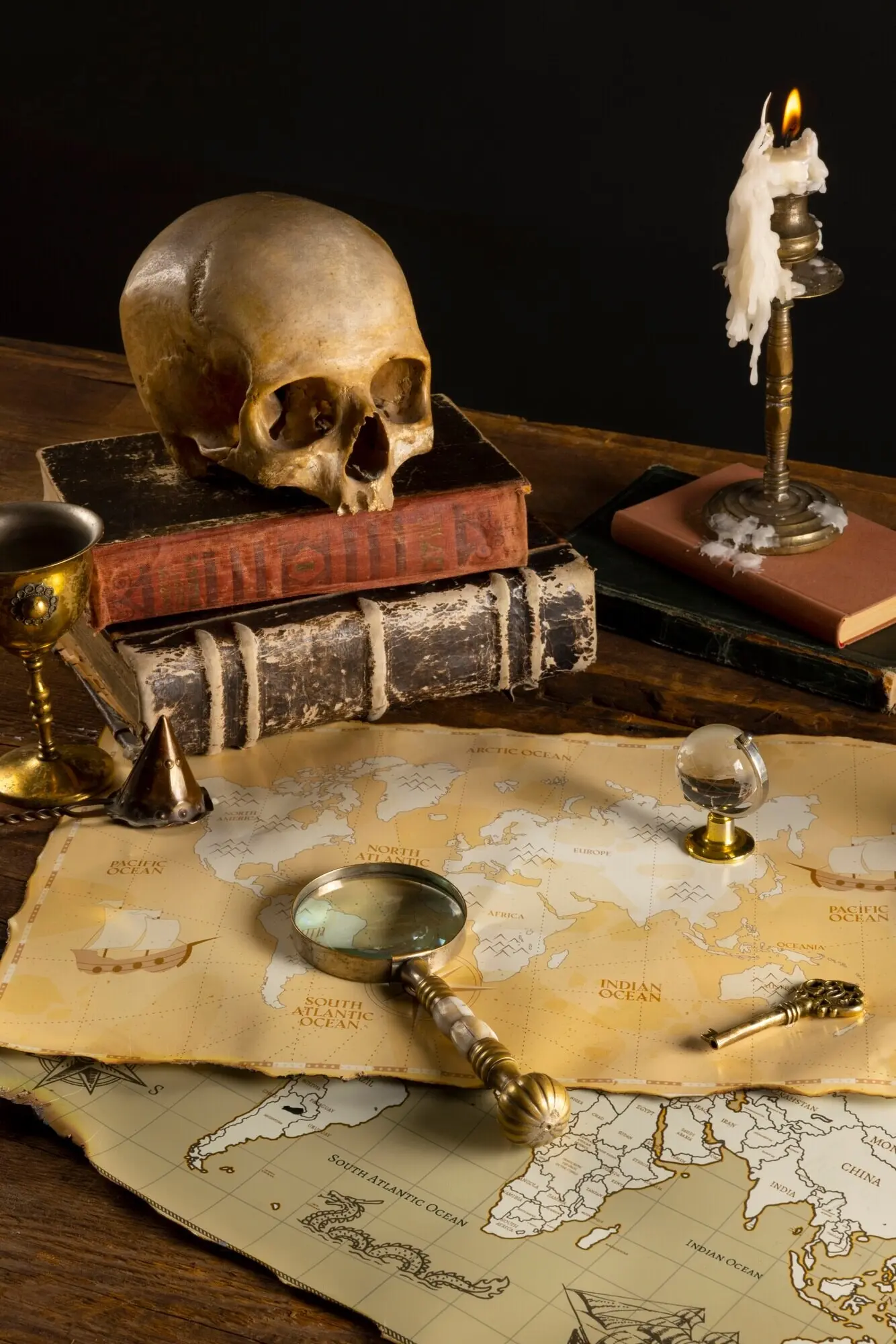 Stillleben mit einer Anordnung von Piratenartefakten