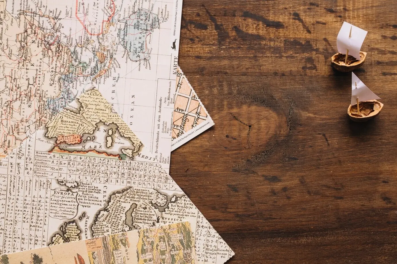 Nussschalenboote in der Nähe von Karten