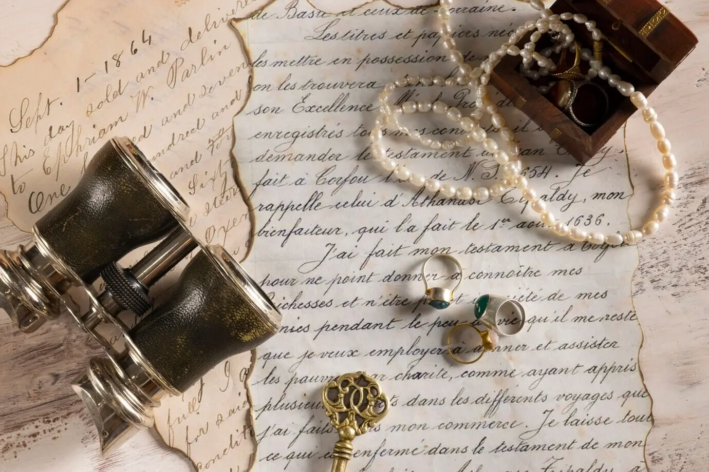 Stillleben mit arrangierten Piratenartefakten